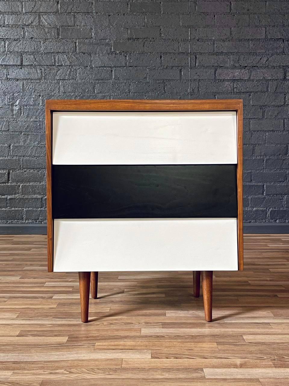 Recién Acabada - Cómoda de 3 Cajones Moderna Californiana de Mitad de Siglo en Dos Tonos mediados del siglo XX en venta