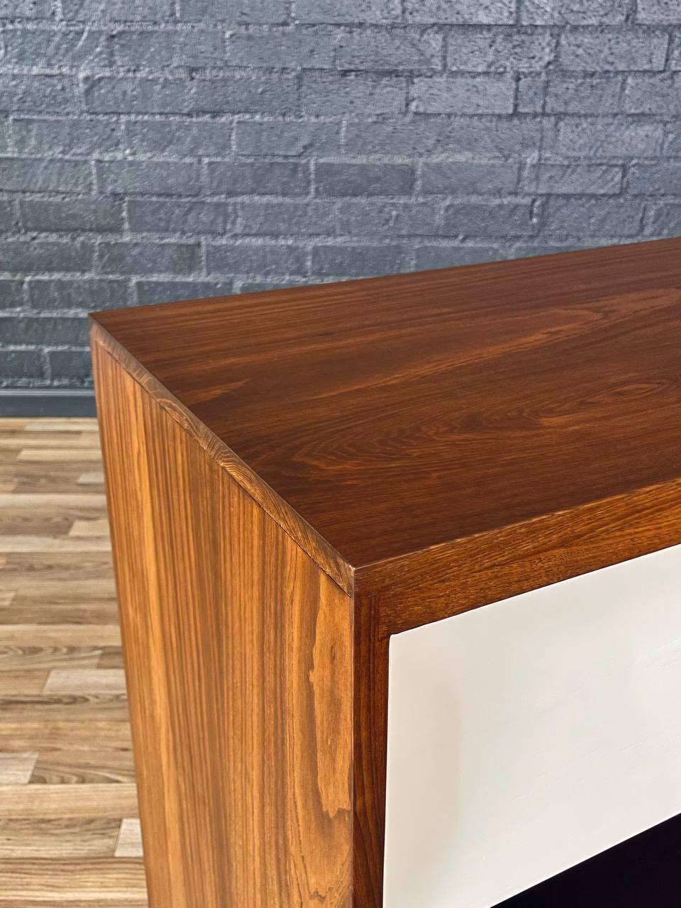 Recién Acabada - Cómoda de 3 Cajones Moderna Californiana de Mitad de Siglo en Dos Tonos Roble en venta
