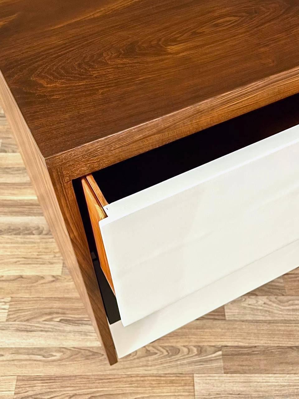 Recién Acabada - Cómoda de 3 Cajones Moderna Californiana de Mitad de Siglo en Dos Tonos en venta 1