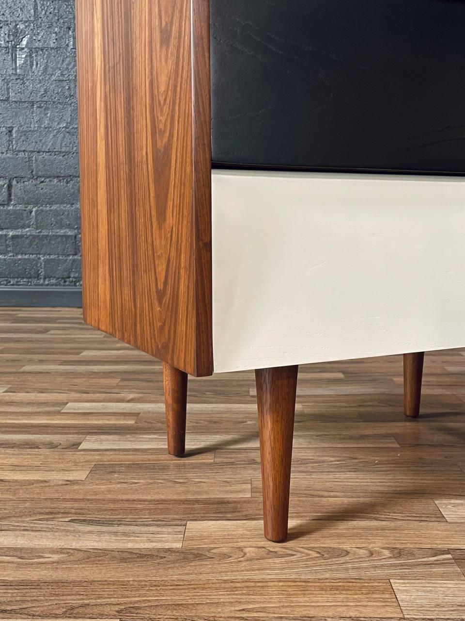 Recién Acabada - Cómoda de 3 Cajones Moderna Californiana de Mitad de Siglo en Dos Tonos en venta 2