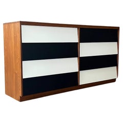 Vestiaire en noyer laqué bicolore du milieu du siècle dernier, récemment remis à neuf, The Moderns Modernity