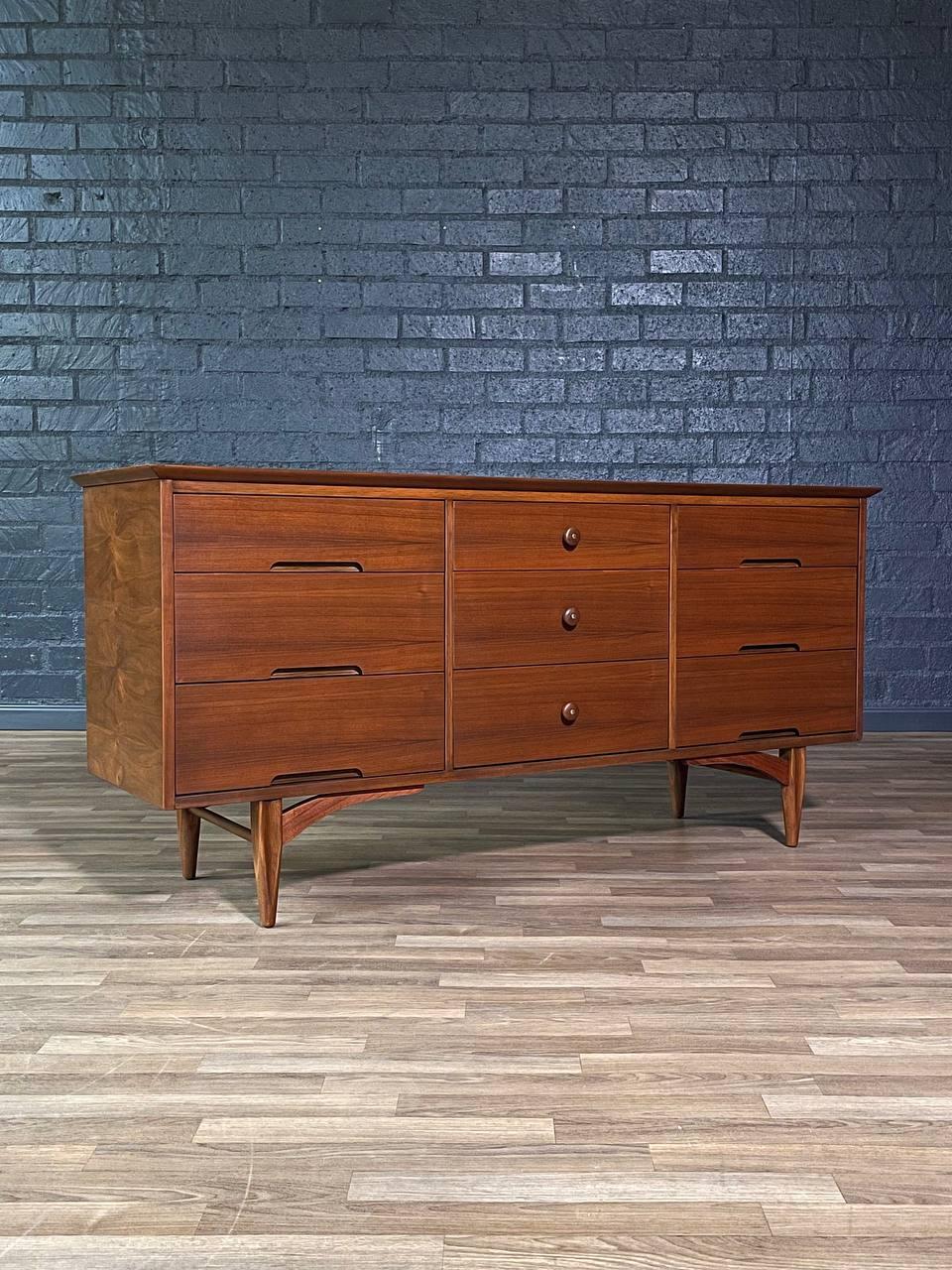 Condit: Rifinito con perizia
Con oltre 15 anni di esperienza, il nostro laboratorio ha seguito un attento processo di restauro, mettendo in mostra la nostra passione e la nostra creatività per gli am designs vintage che possono essere integrati