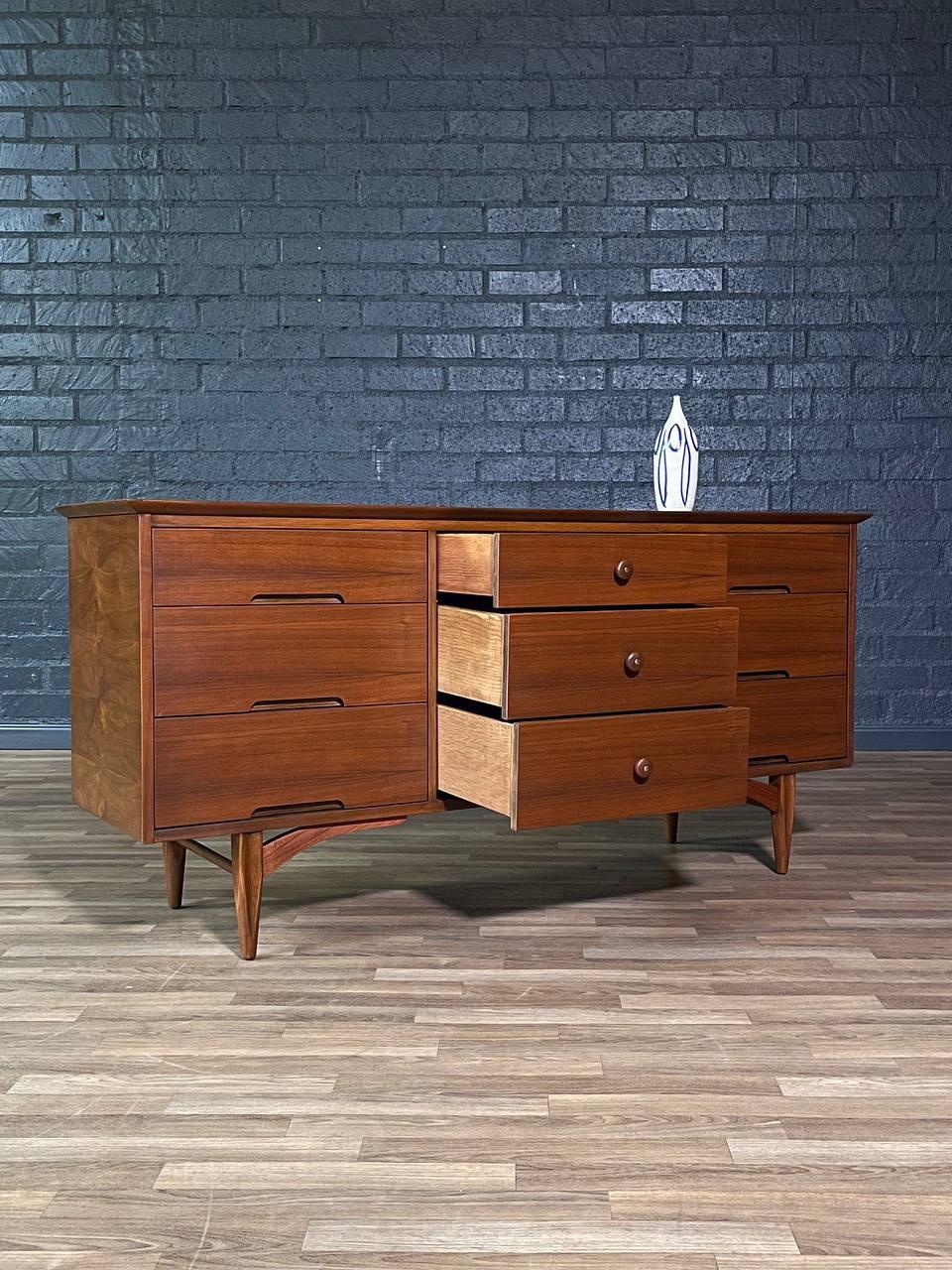 Mid-Century moderno Nuovo, appena rifinito - Comò in noce 