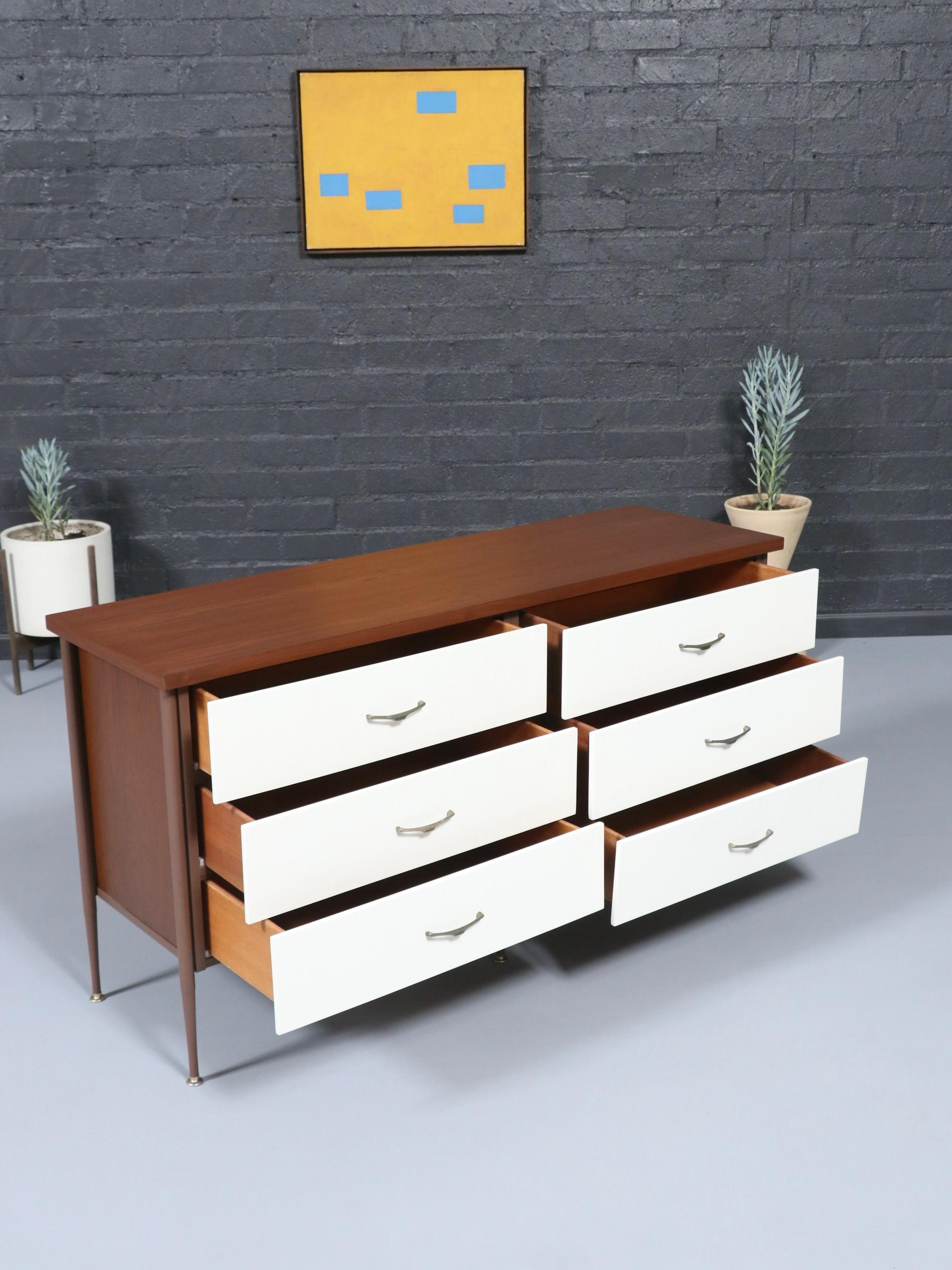 Mid-Century Modern Nouvellement repeinte - Commode californienne bicolore laquée et en noyer du milieu du siècle dernier en vente