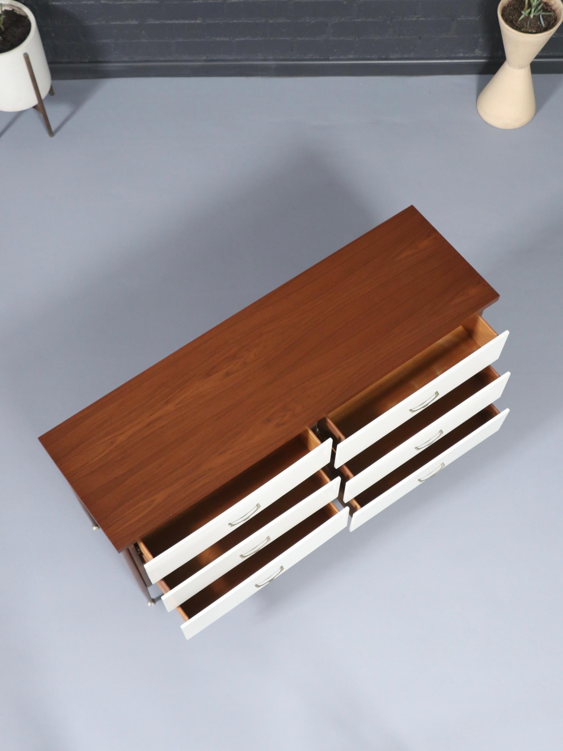 Américain Nouvellement repeinte - Commode californienne bicolore laquée et en noyer du milieu du siècle dernier en vente