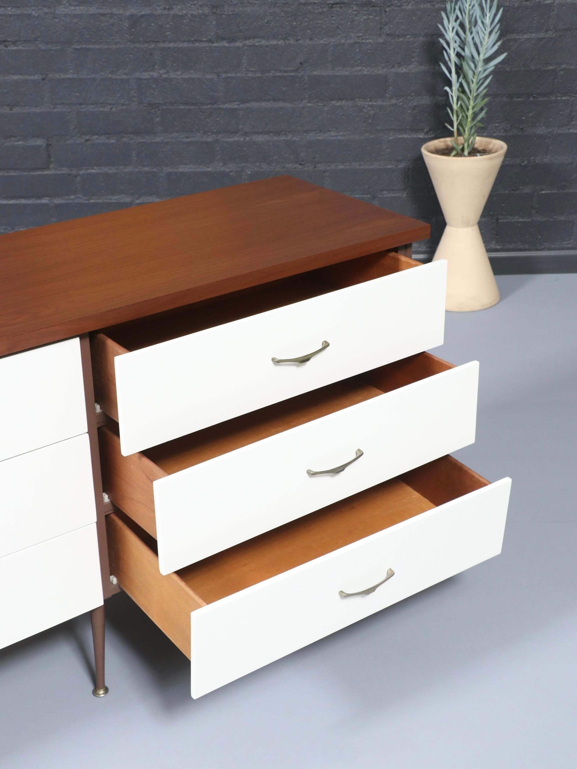 Nouvellement repeinte - Commode californienne bicolore laquée et en noyer du milieu du siècle dernier Excellent état - En vente à Los Angeles, CA