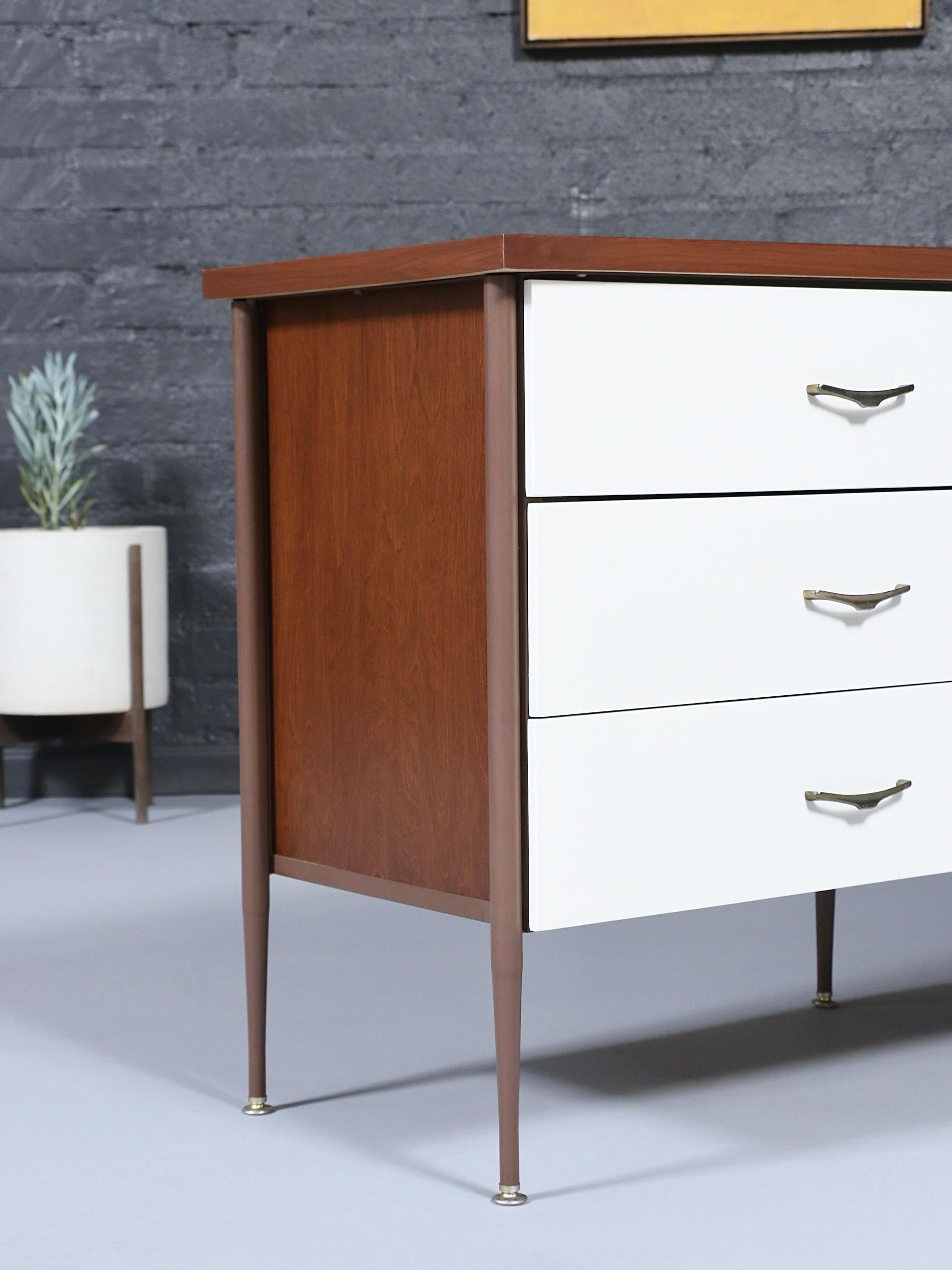 Métal Nouvellement repeinte - Commode californienne bicolore laquée et en noyer du milieu du siècle dernier en vente
