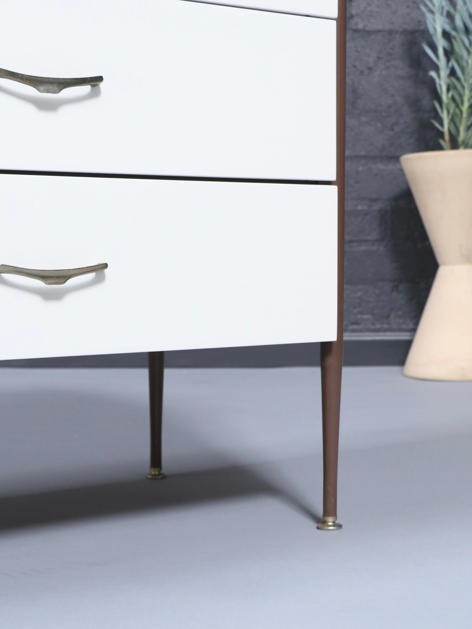 Nouvellement repeinte - Commode californienne bicolore laquée et en noyer du milieu du siècle dernier en vente 1