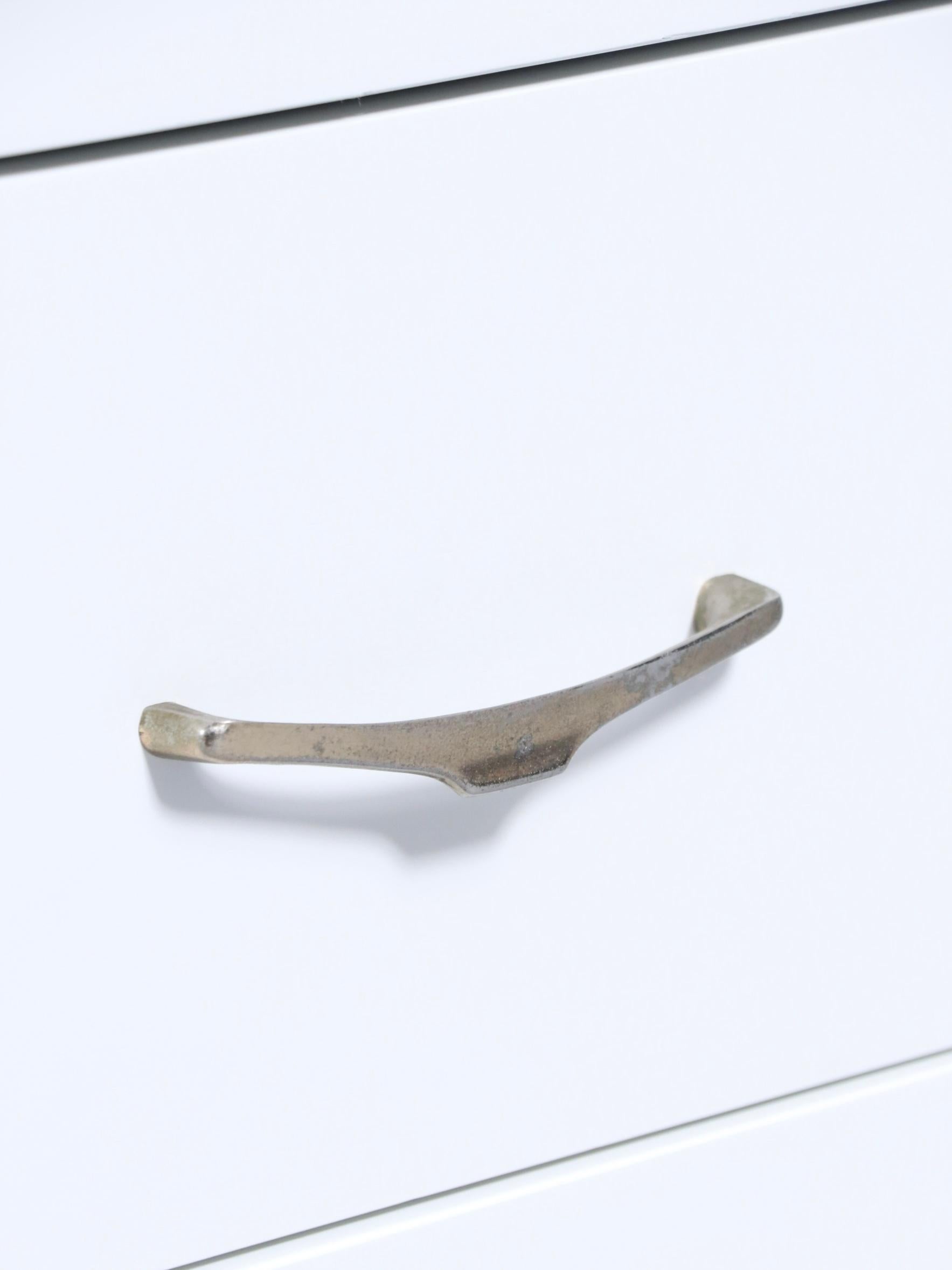 Nouvellement repeinte - Commode californienne bicolore laquée et en noyer du milieu du siècle dernier en vente 2