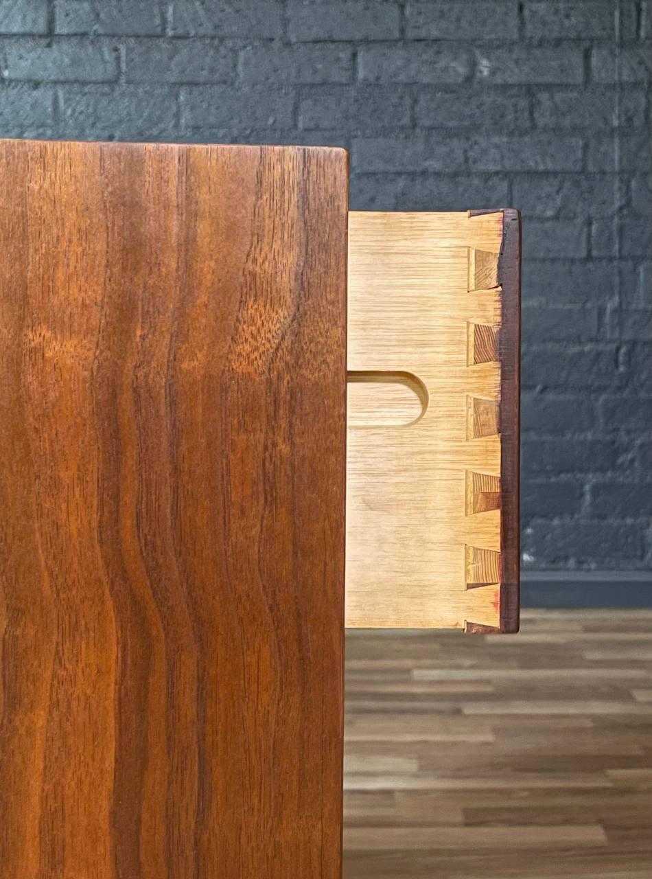 Newly Refinished - Mid-Century Danish Modern 3-Drawer Dresser For Sale 4
