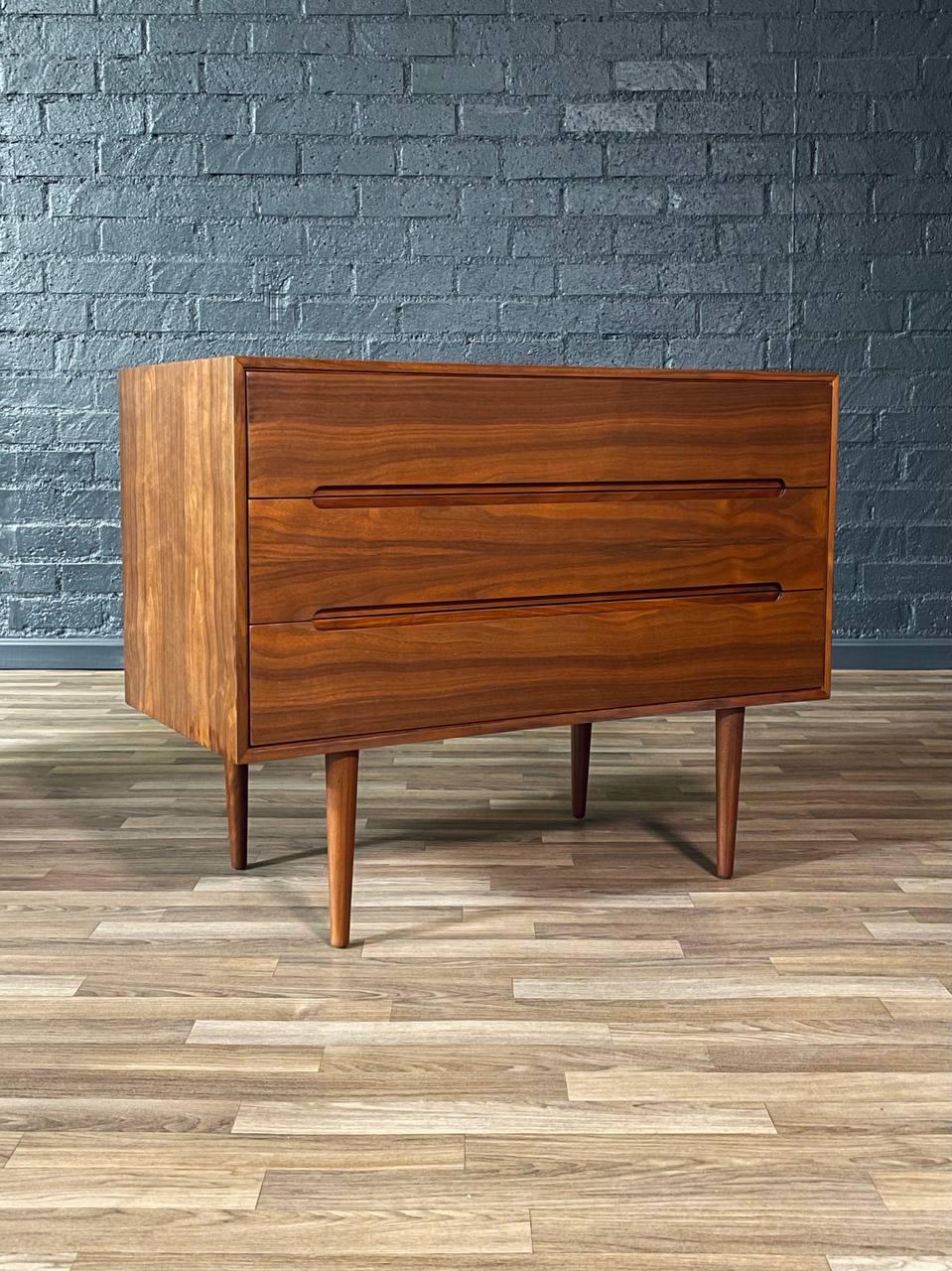 Condition: Expertly Refinished   

With over 15 years of experience, our workshop has followed a careful process of restoration, showcasing our passion and creativity for vintage designs that can seamlessly be incorporated with many interior decors.