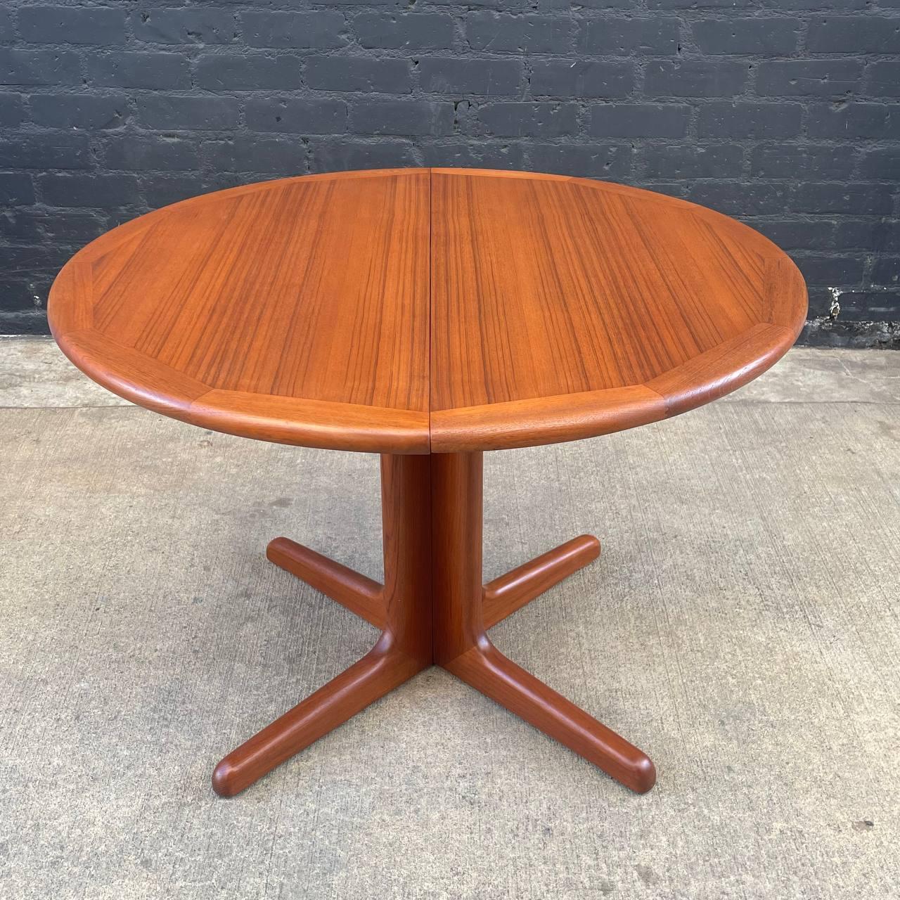 Newly Refinished - Mid-Century Danish Modern Expanding Teak Round Dining Table In Excellent Condition In Los Angeles, CA