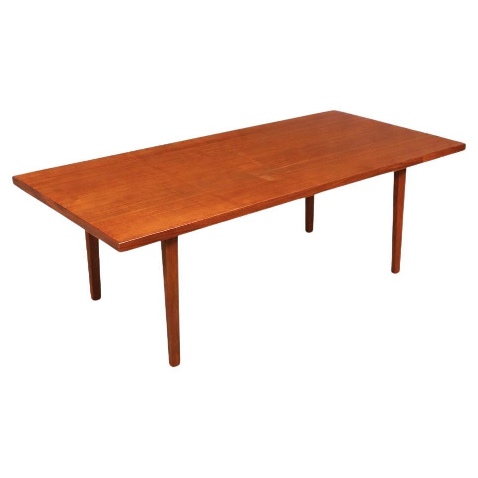 Table de salle à manger en teck sculpté moderne danois du milieu du siècle.