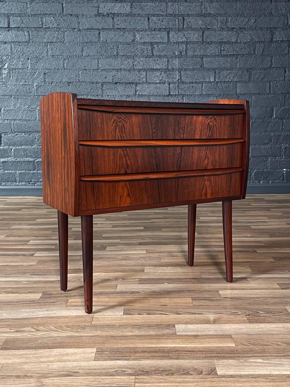 Condit: Rifinito con perizia 

Con oltre 15 anni di esperienza, il nostro laboratorio ha seguito un attento processo di restauro, mettendo in mostra la nostra passione e la nostra creatività per gli am designs vintage che possono essere integrati