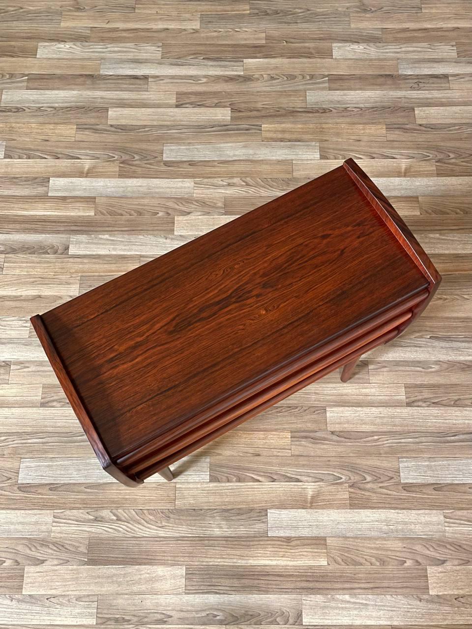 Cassettone danese moderno di metà secolo in legno di palissandro, appena rifinito,  Tabella di ingresso In condizioni ottime in vendita a Los Angeles, CA