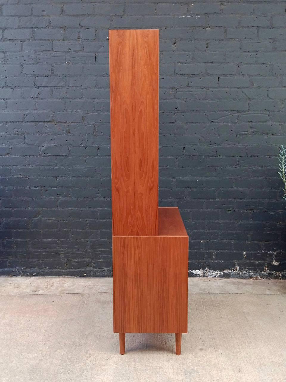 Newly Refinished - Mid-Century Danish Modern Teak Bookshelf Dresser In Excellent Condition For Sale In Los Angeles, CA