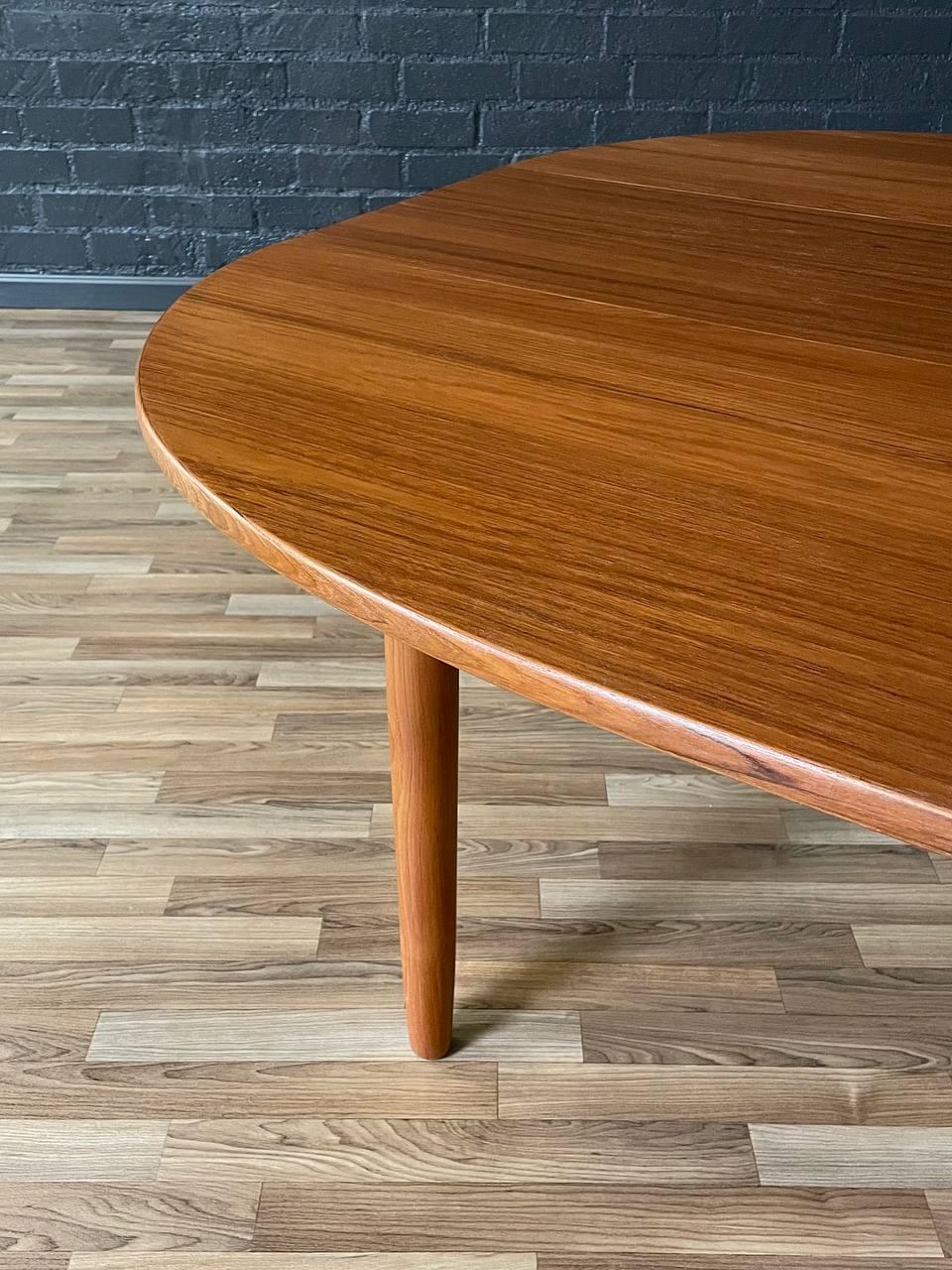 Tavolo da pranzo danese moderno di metà secolo con foglie di farfalla in teak, appena rifinito in vendita 3