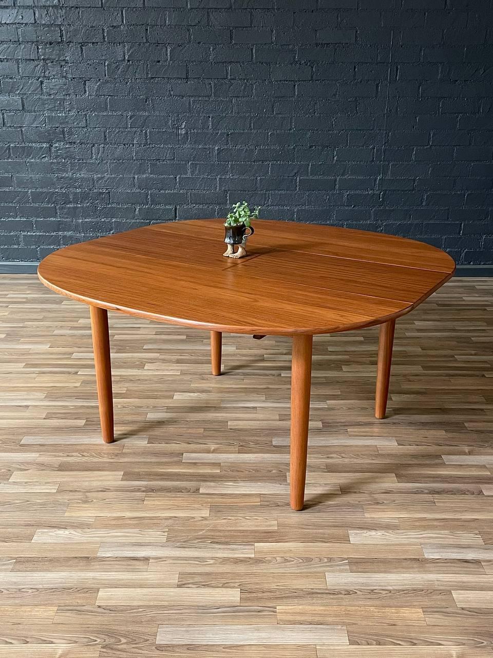 Mid-Century moderno Tavolo da pranzo danese moderno di metà secolo con foglie di farfalla in teak, appena rifinito in vendita