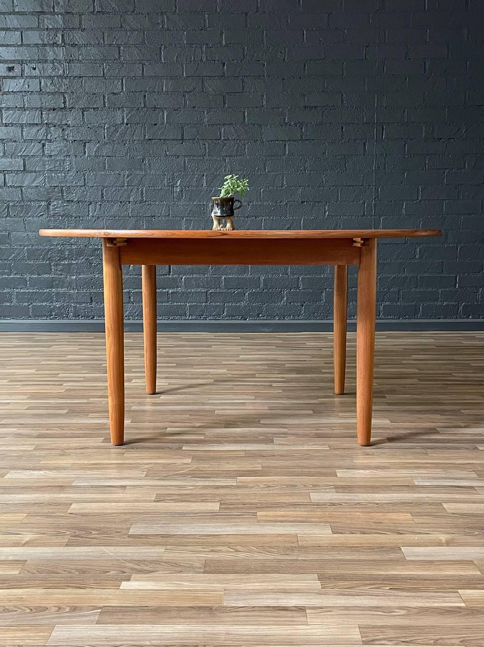 Tavolo da pranzo danese moderno di metà secolo con foglie di farfalla in teak, appena rifinito In condizioni ottime in vendita a Los Angeles, CA