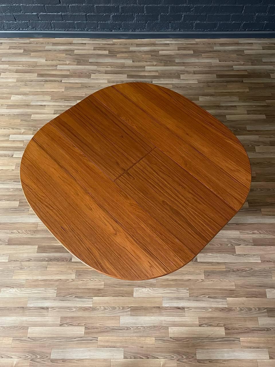 Metà XX secolo Tavolo da pranzo danese moderno di metà secolo con foglie di farfalla in teak, appena rifinito in vendita