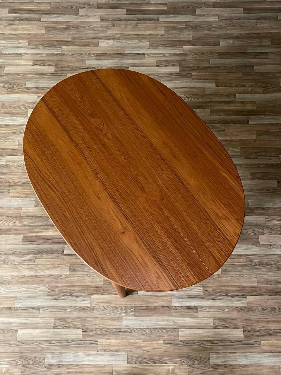 Teak Tavolo da pranzo danese moderno di metà secolo con foglie di farfalla in teak, appena rifinito in vendita