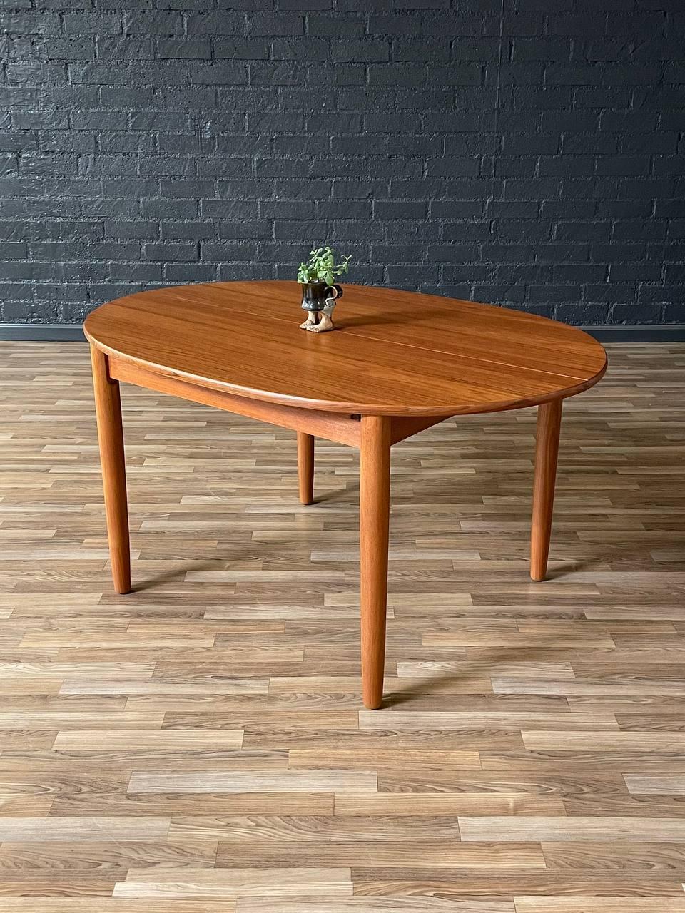 Tavolo da pranzo danese moderno di metà secolo con foglie di farfalla in teak, appena rifinito in vendita 1