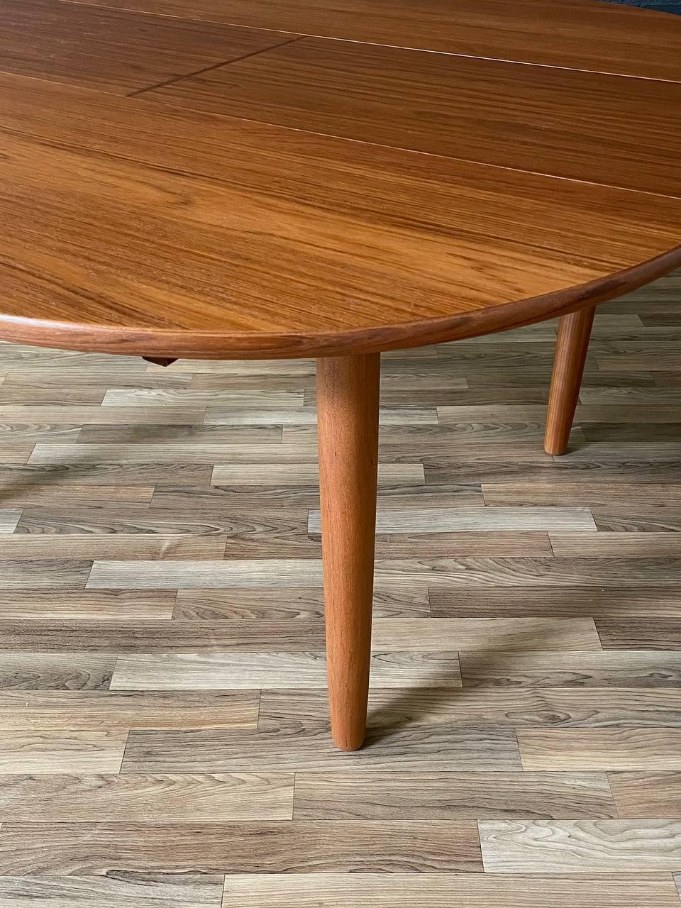 Tavolo da pranzo danese moderno di metà secolo con foglie di farfalla in teak, appena rifinito in vendita 2