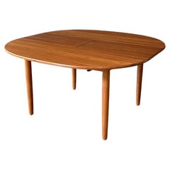 Recién Acabada - Mesa de comedor de teca con hojas de mariposa, moderna y danesa de mediados de siglo