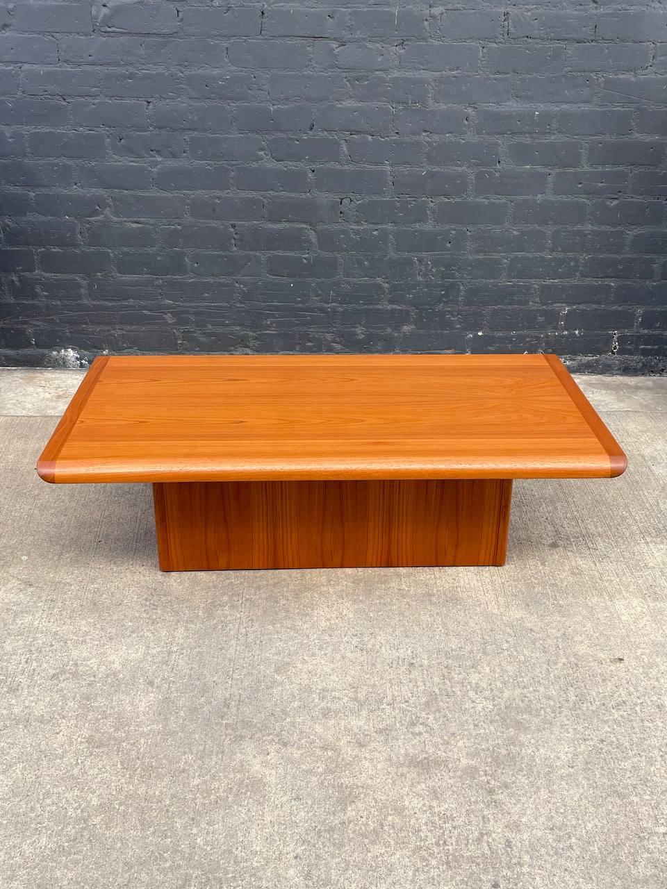 Newly Refinished - Mid-Century Danish Modern Teak Coffee Table by Vejle Stole In Excellent Condition For Sale In Los Angeles, CA