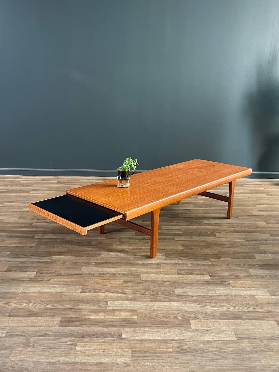 Newly Refinished - Mid-Century Danish Modern Teak Coffee Table w/ Expanding Tray In Excellent Condition For Sale In Los Angeles, CA