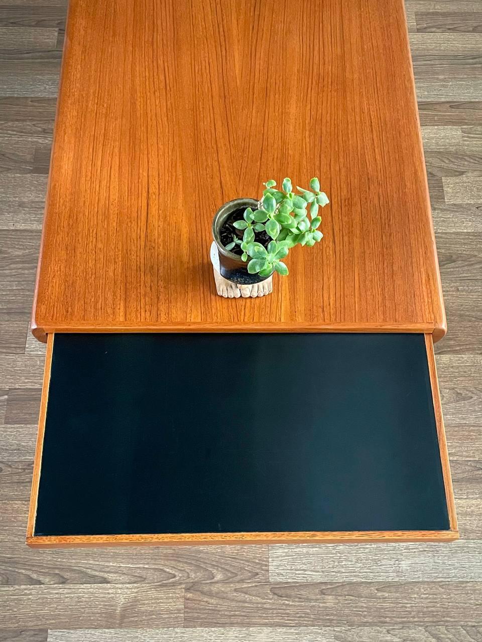 Newly Refinished - Mid-Century Danish Modern Teak Coffee Table w/ Expanding Tray For Sale 3