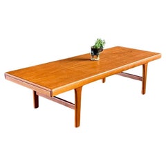 Recentemente rifinito - Tavolino in teak danese moderno del metà del secolo con vassoio espandibile