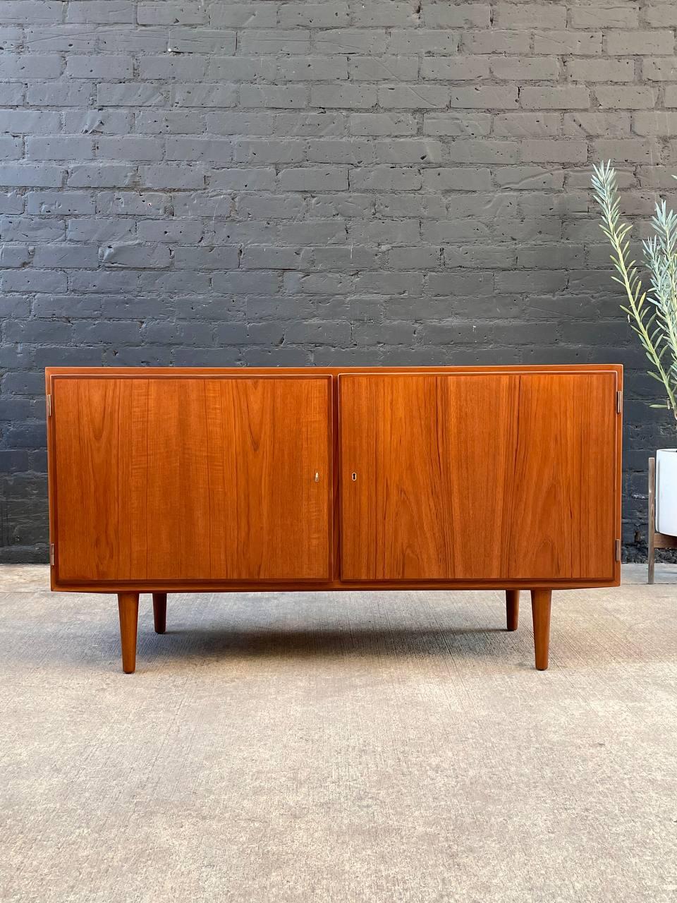 Newly Refinished - Mid-Century Danish Modern Teak Credenza by Carlo Jensen In Excellent Condition In Los Angeles, CA