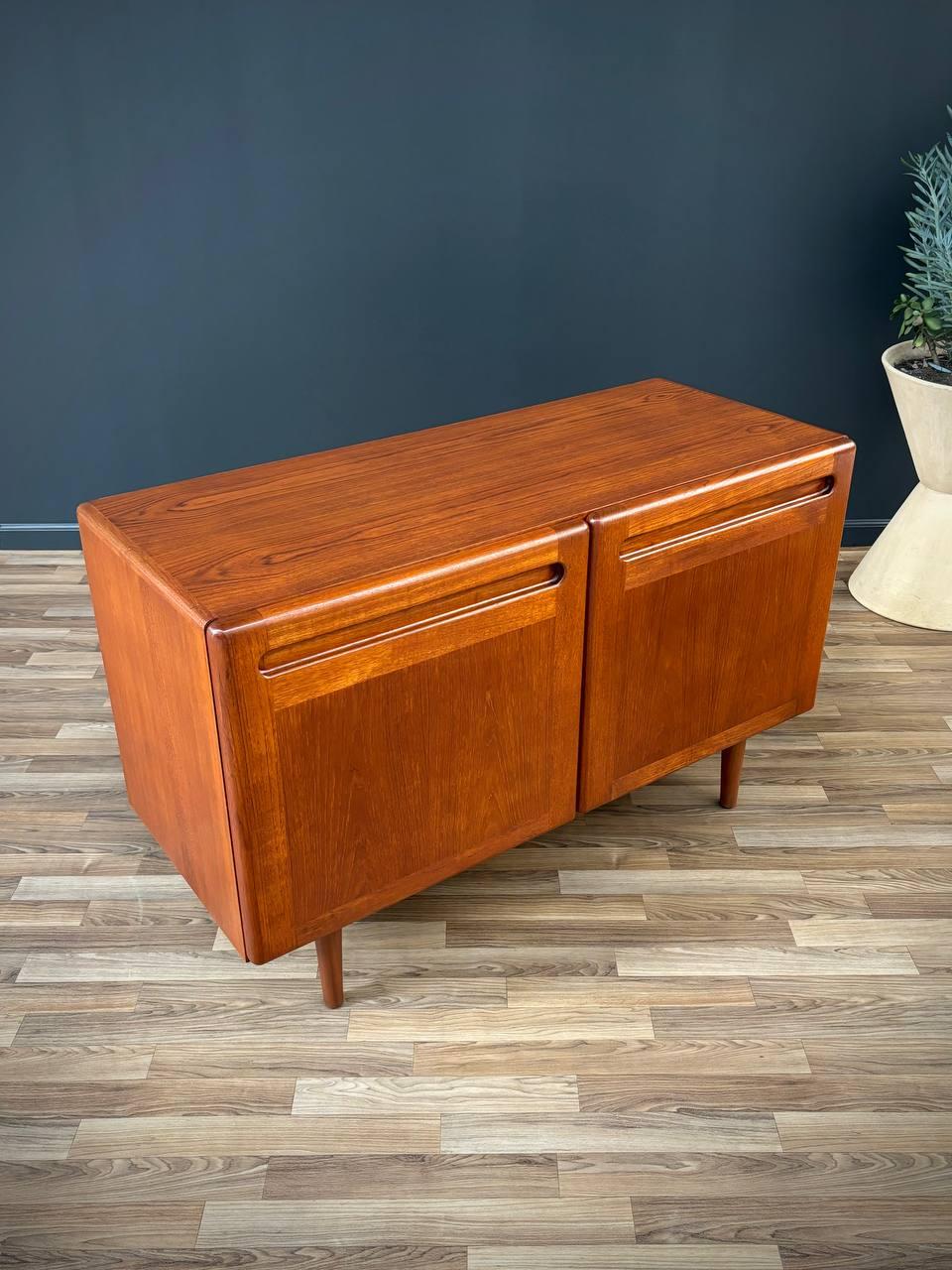 Mid-Century Modern Nouvellement repeinte - Crédence en teck du milieu du siècle, moderne et danoise en vente