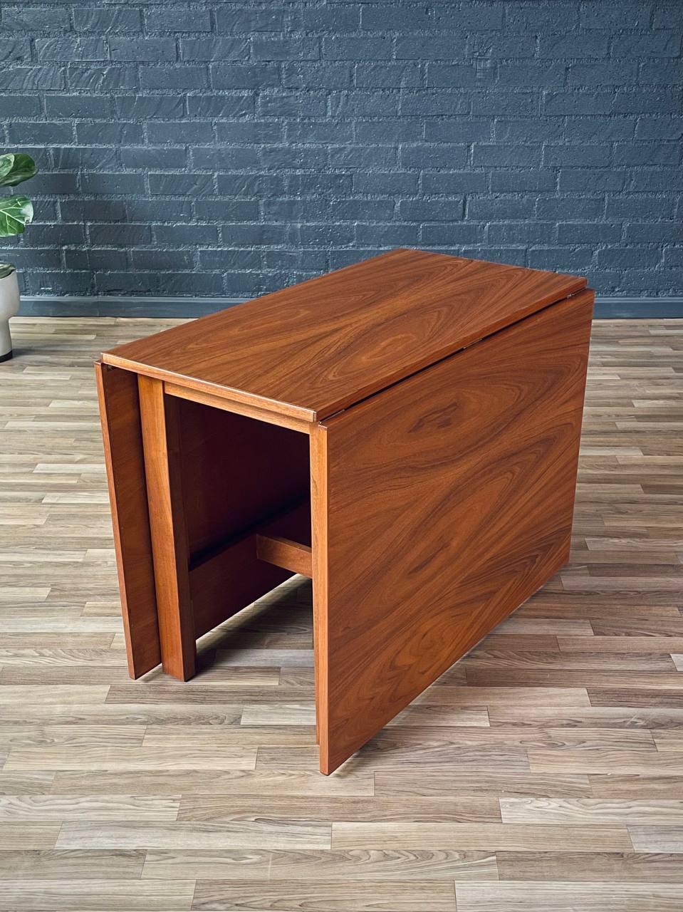Newly Refinished - Mid-Century Danish Modern Teak Drop-Leaf Dining Table In Good Condition In Los Angeles, CA