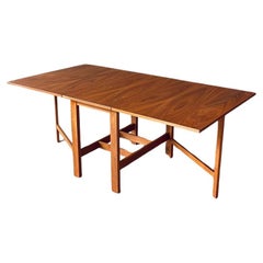 Neu lackiert – moderner dänischer Mid-Century-Esstisch aus Teakholz mit aus der Mitte des Jahrhunderts