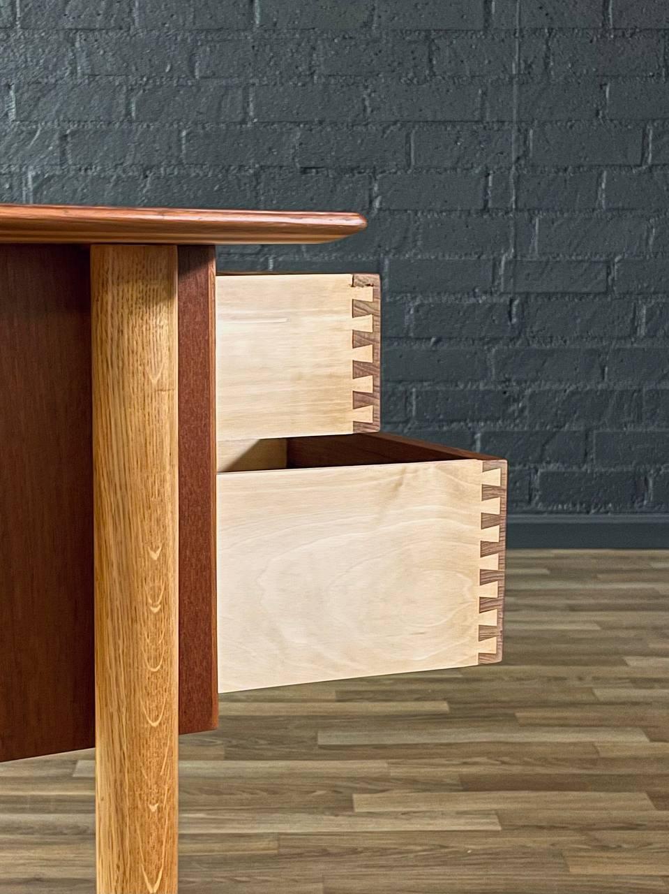 Appena rifinita - Scrivania moderna danese di metà secolo in teak e oak con libreria in vendita 3