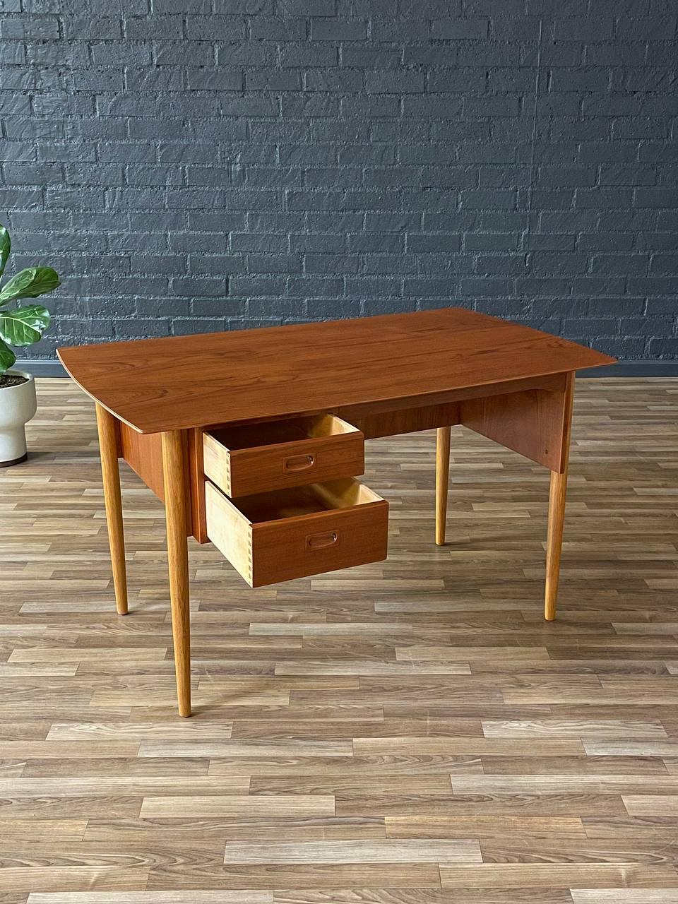 Mid-Century moderno Appena rifinita - Scrivania moderna danese di metà secolo in teak e oak con libreria in vendita