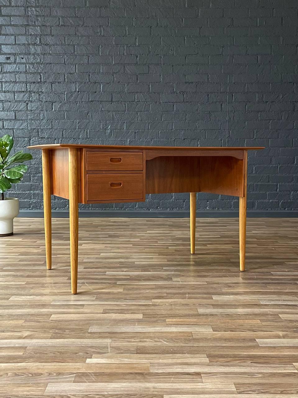 Danese Appena rifinita - Scrivania moderna danese di metà secolo in teak e oak con libreria in vendita