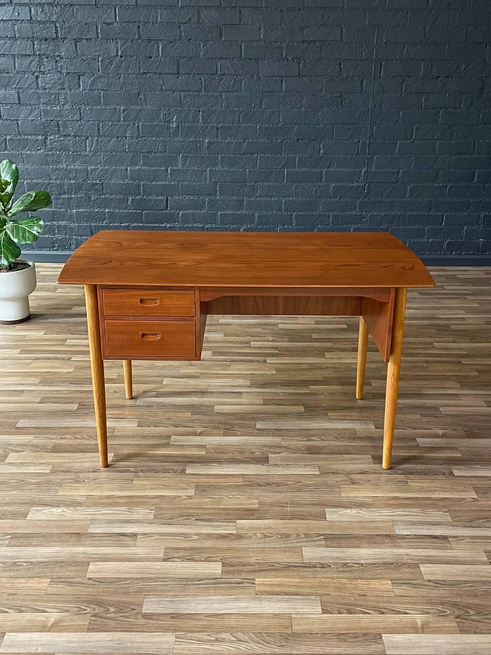 Appena rifinita - Scrivania moderna danese di metà secolo in teak e oak con libreria In condizioni ottime in vendita a Los Angeles, CA