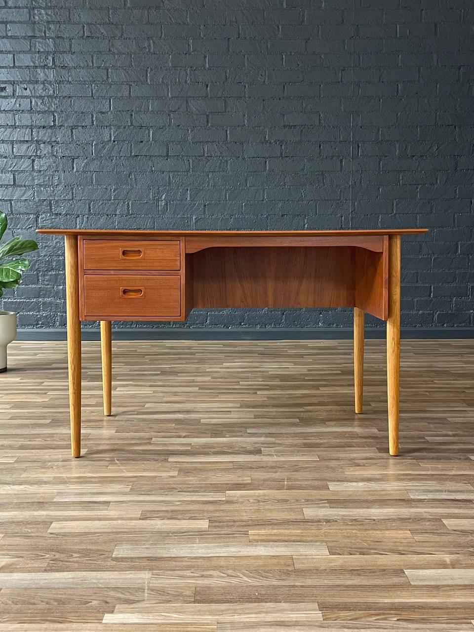 Metà XX secolo Appena rifinita - Scrivania moderna danese di metà secolo in teak e oak con libreria in vendita