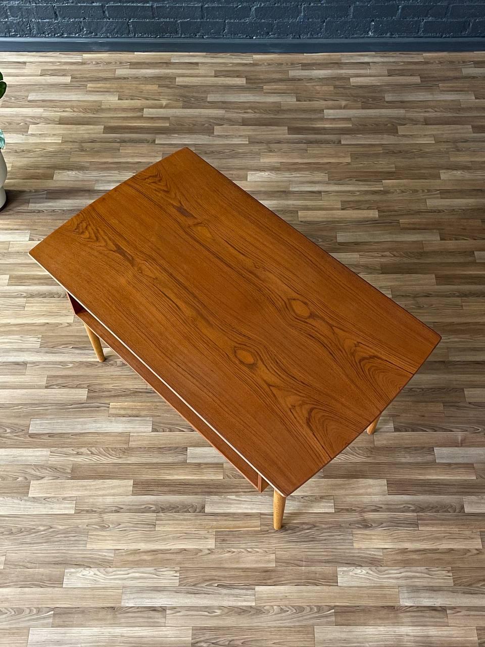 Appena rifinita - Scrivania moderna danese di metà secolo in teak e oak con libreria in vendita 1