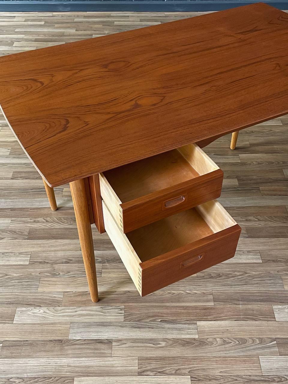 Appena rifinita - Scrivania moderna danese di metà secolo in teak e oak con libreria in vendita 2