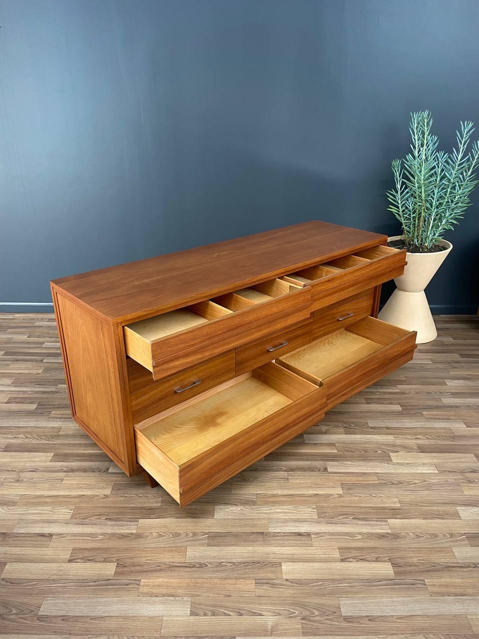 Newly Refinished - Mid-Century Modern 10-Drawer Dresser by R-Way In Excellent Condition In Los Angeles, CA