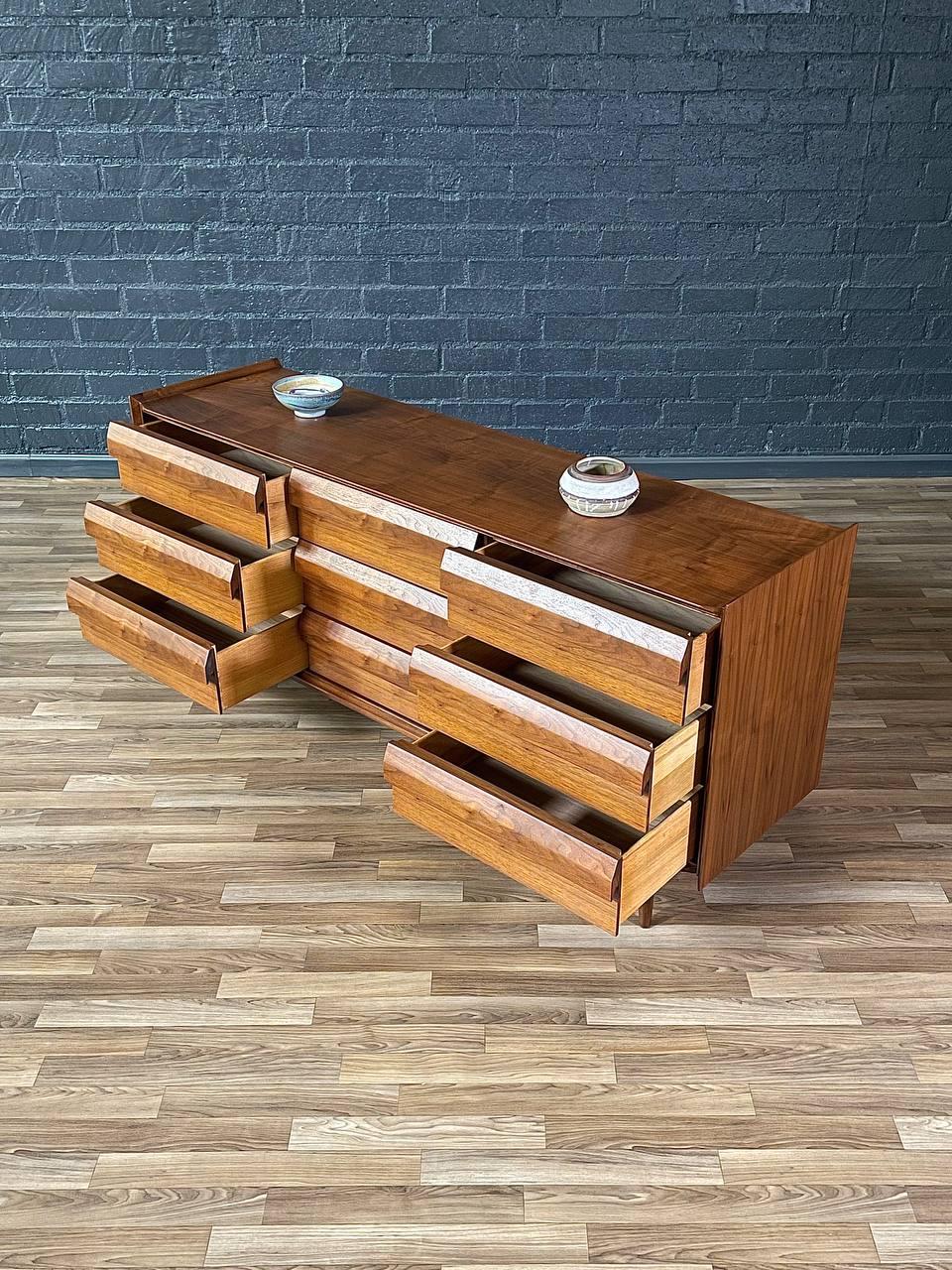 Newly Refinished - Mid-Century Modern “1st Edition” Dresser by Lane In Excellent Condition In Los Angeles, CA
