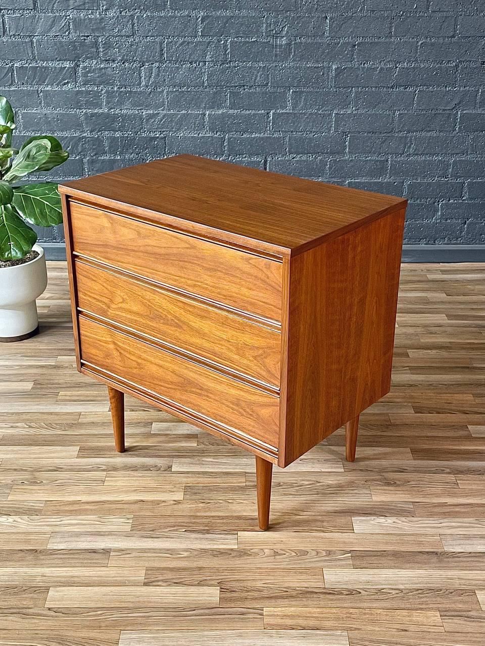 Condition: Expertly Refinished 

With over 15 years of experience, our workshop has followed a careful process of restoration, showcasing our passion and creativity for vintage designs that can seamlessly be incorporated with many interior decors.