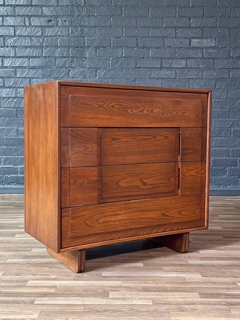 Zustand: Fachmännisch nachbearbeitet 
Mit mehr als 15 Jahren Erfahrung hat unsere Werkstatt einen sorgfältigen Restaurierungsprozess durchlaufen und unsere Leidenschaft und Kreativität für Vintage-Designs unter Beweis gestellt, die sich nahtlos in