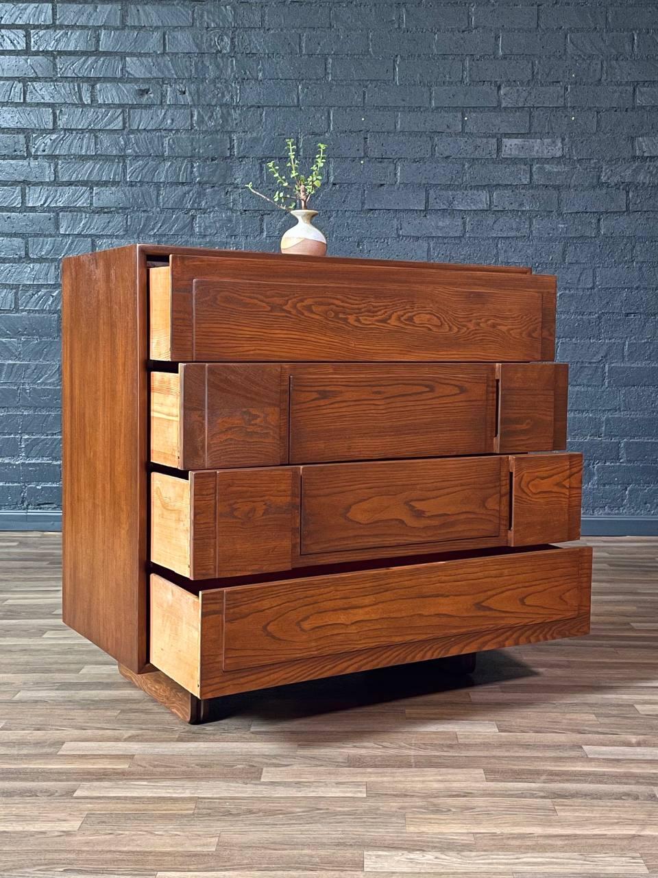 Neu lackiert - Mid-Century Modern 4-Schublade Geometric Highboy Dresser (Moderne der Mitte des Jahrhunderts) im Angebot