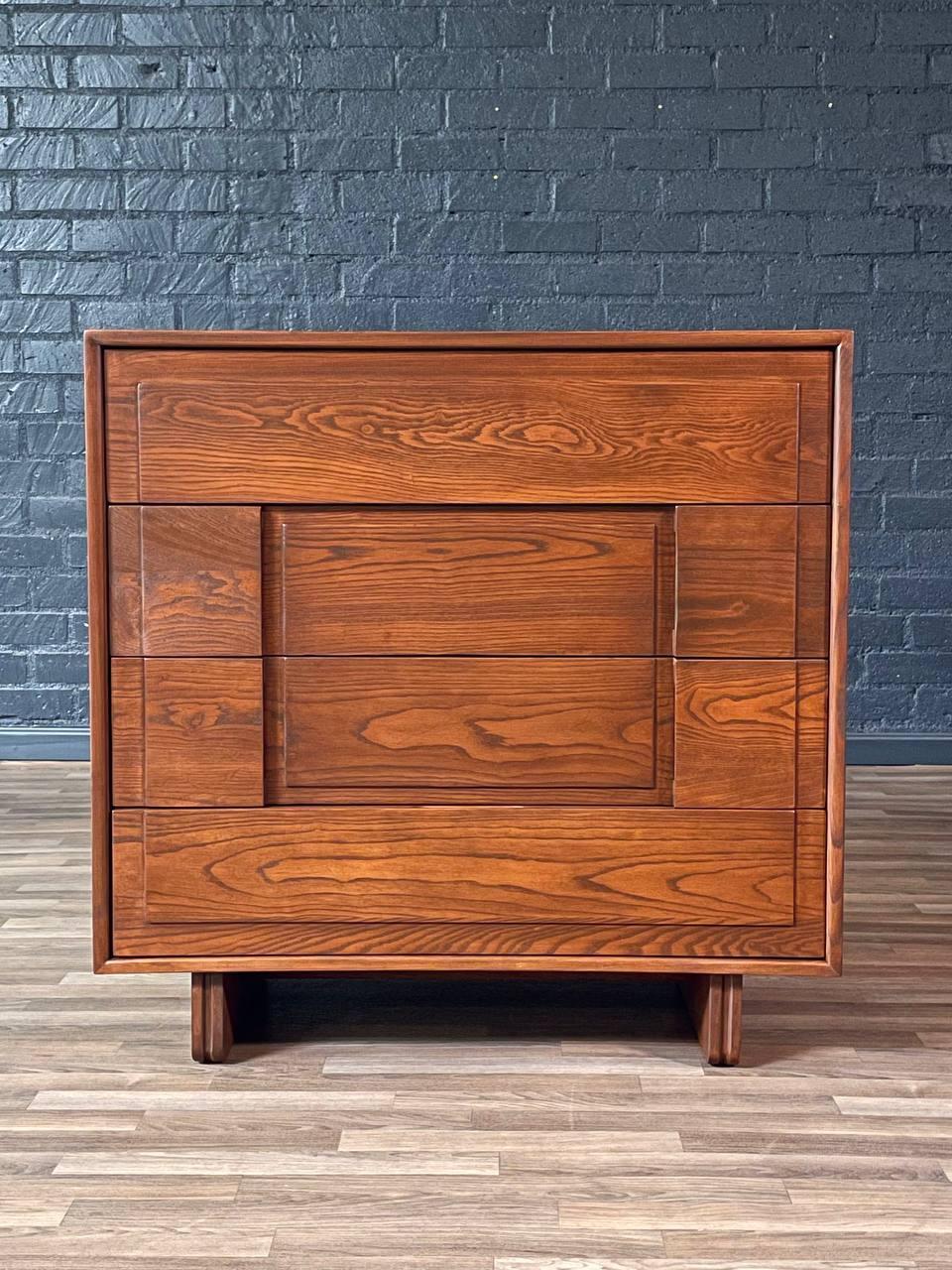 Neu lackiert - Mid-Century Modern 4-Schublade Geometric Highboy Dresser (amerikanisch) im Angebot