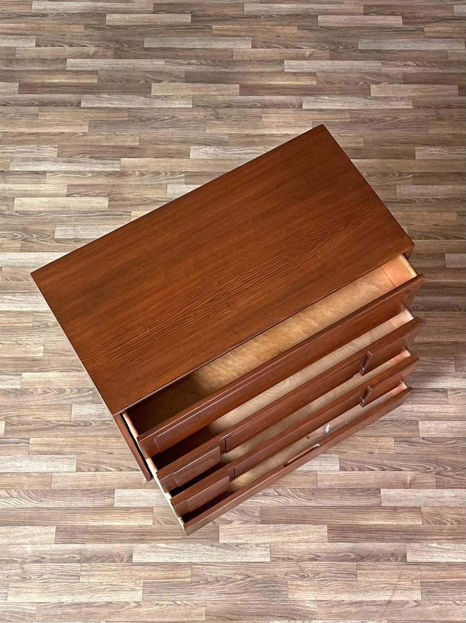 Neu lackiert - Mid-Century Modern 4-Schublade Geometric Highboy Dresser im Zustand „Hervorragend“ im Angebot in Los Angeles, CA